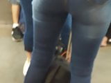 Novinha rabuda deliciosa jeans puxando